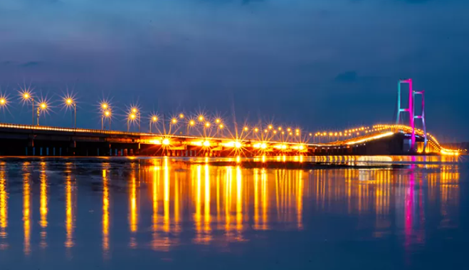 Menikmati Pemandangan Ikonik di Jembatan Suramadu
