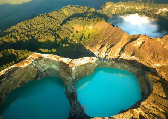 Danau Kelimutu: Misteri Tiga Warna yang Memukau