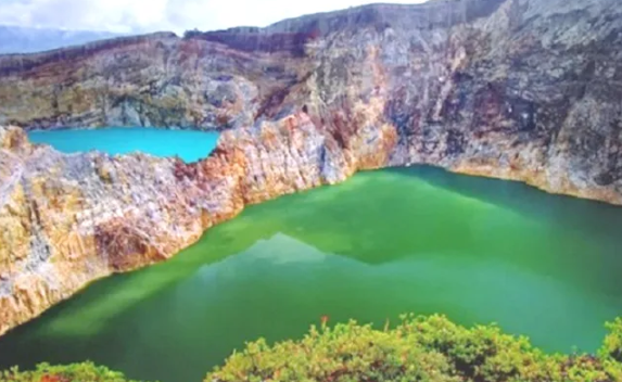Eksotisme Danau Kelimutu dengan Tiga Warna Unik